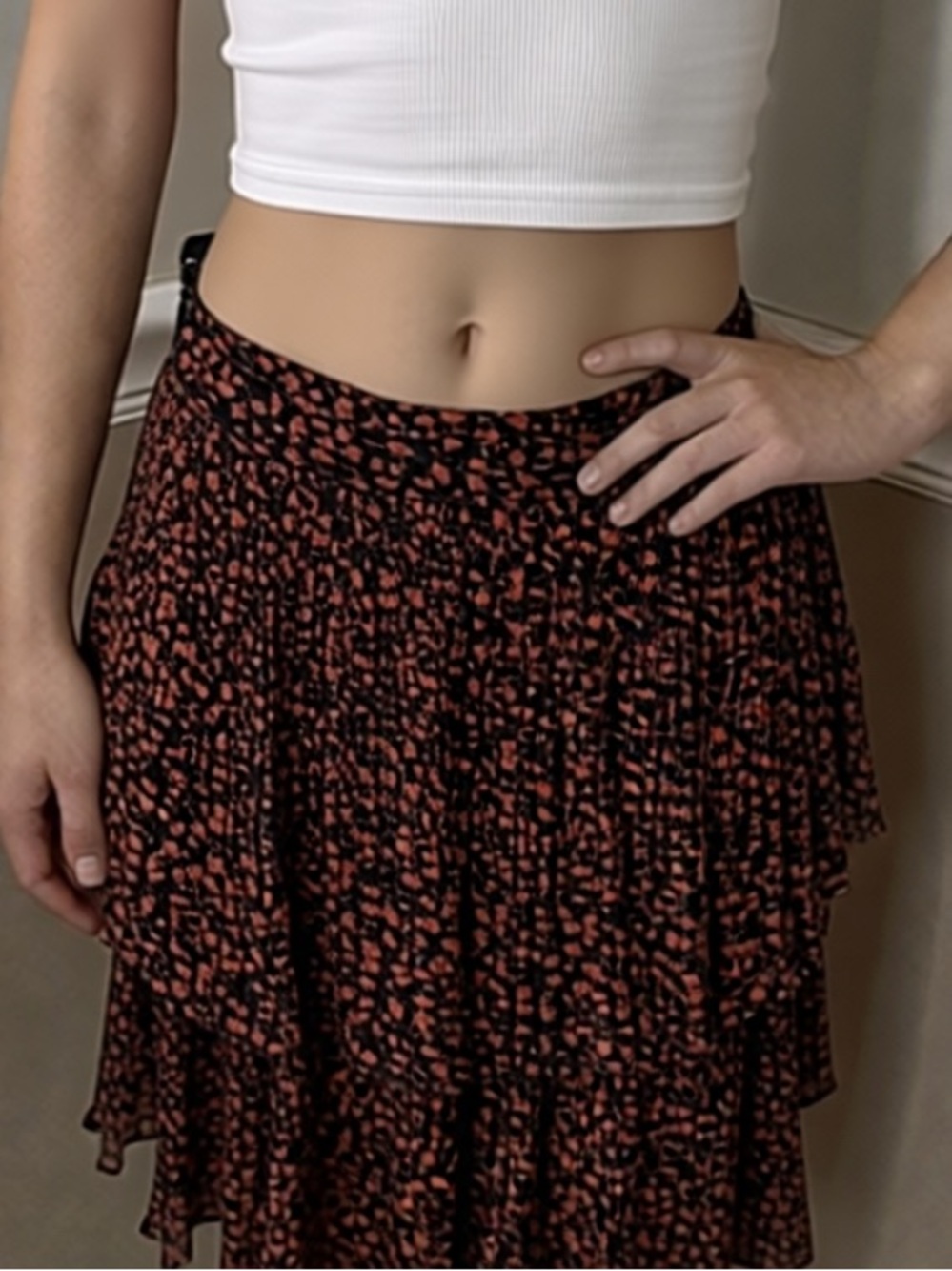🤍 5 for $20! Lulu's Black Skirt with Coral Print Tiered Pleats